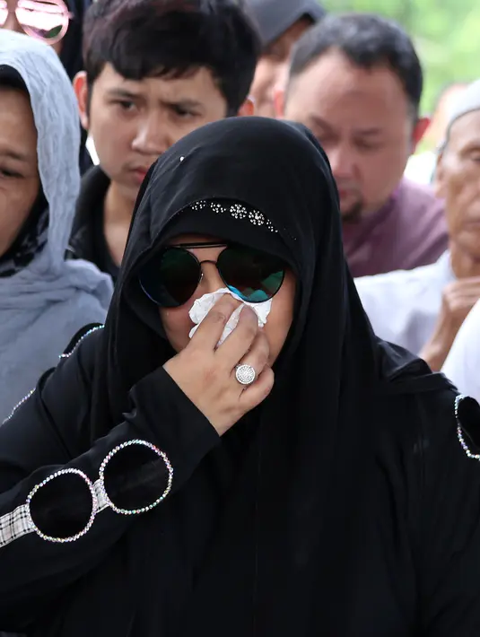 Suasana duka, dan isak tangis presenter Rina Gunawan kembali pecah saat ayahnya hendak dimasukkan ke liang lahat. (Adrian Putra/Bintang.com)