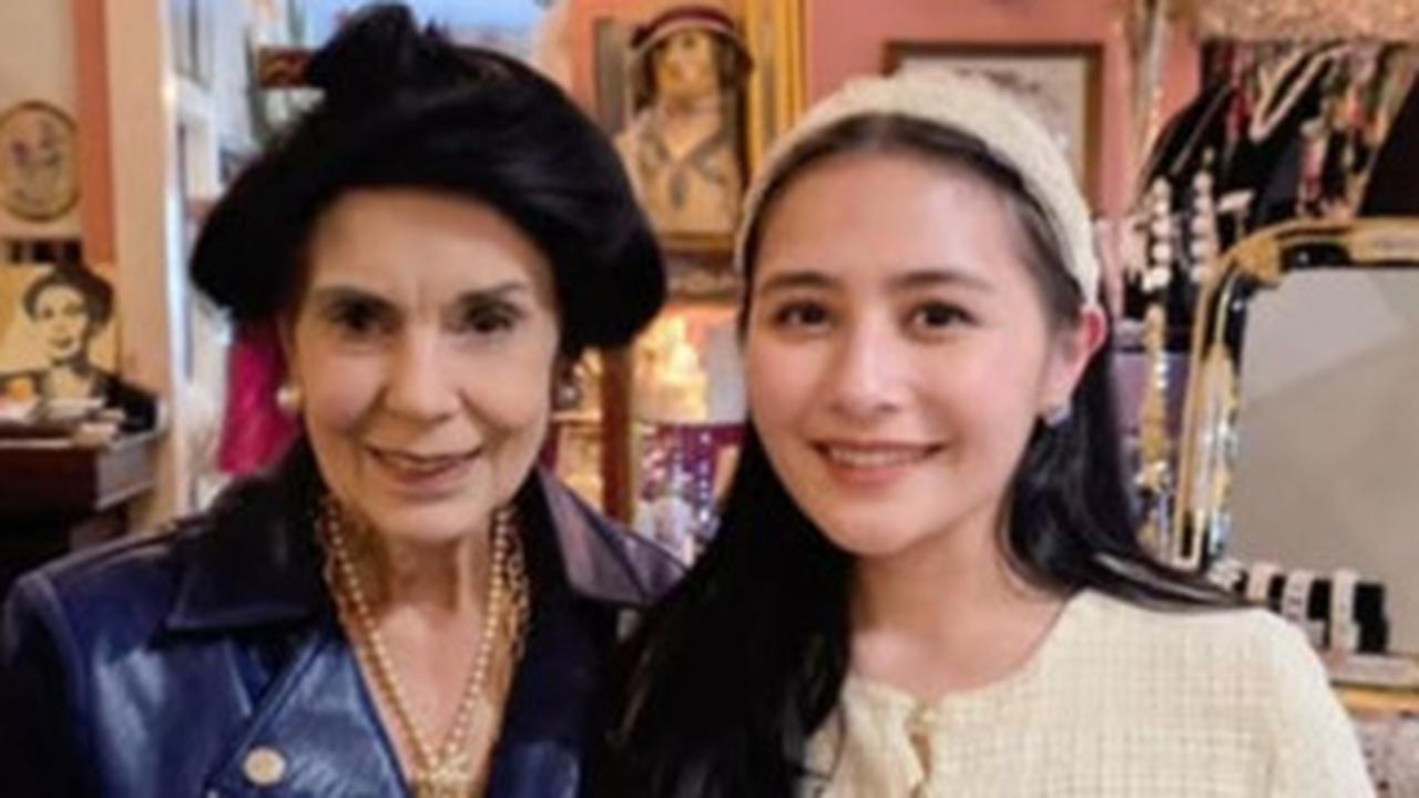 Potret Bahagia Prilly Latuconsina Bertemu & Distyling Langsung oleh Pemilik Butik Legendaris di New Orleans