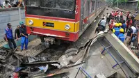 Metromini B 80 jurusan Grogol-Kalideres tertabrak di pintu perlintasan sebelum Stasiun Angke, Tambora, Jakarta Barat, Minggu (12/6/2015). Saksi menyebut Metromini tersebut nekat menerobos pintu perlintasan.(Liputan6.com/Gempur M Surya) 