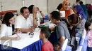 Petugas kedokteran memeriksa calon pemudik saat mengikuti mudik gratis Demokrat di Parkir Timur Senayan, Jakarta, Minggu (3/7). Sebanyak 5.242 peserta mengikuti mudik gratis Demokrat. (Liputan6.com/Faizal Fanani)