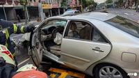 Sebuah mobil menabrak pejalan kaki karena alasan yang tidak diketahui di Sanxia, ​​Kota New Taipei   pada 19 Mei 2025. (AFP/Dinas Pemadam Kebakaran Kota New Taipei)
