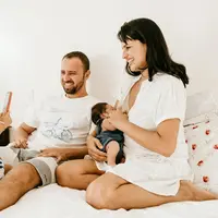 Ilustrasi keluarga. Sumber foto: unsplash.com/Jonathan Borba.
