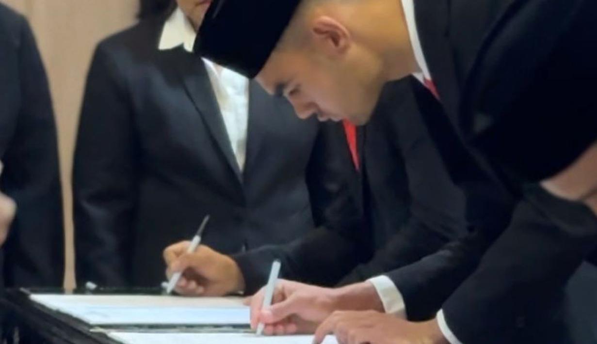 Jens Raven menandatangani dokumen saat pengambilan sumpah pewarganegaraan di Kanwil Kemenkumham DKI Jakarta, Cawang, Jakarta, Kamis (27/06/2024). (Dok. PSSI)