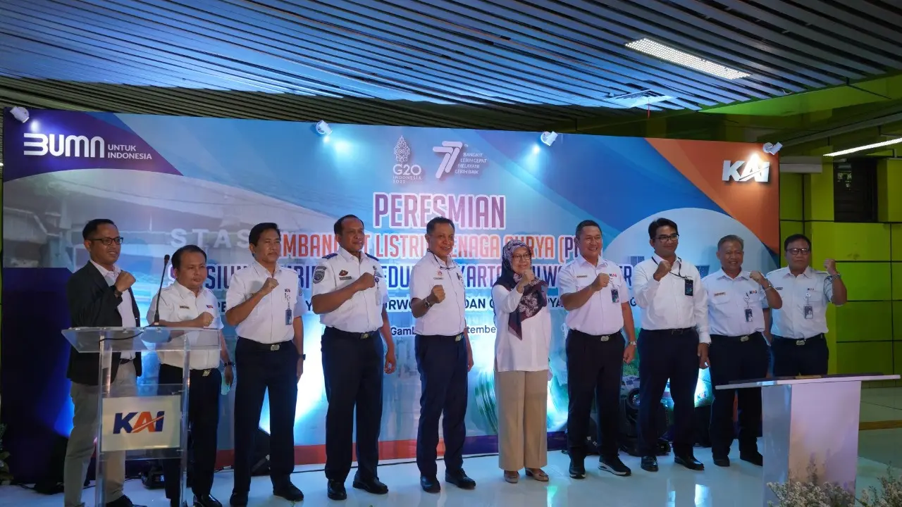 Pertamina NRE mendukung upaya PT Kereta Api Indonesia (KAI) dalam menurunkan emisi karbon melalui penyediaan PLTS di Stasiun Gambir.