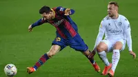 Pemain Barcelona Lionel Messi (kiri) memperebutkan bola dengan pemain Huesca Javier Ontiveros pada pertandingan Liga Spanyol di Stadion Camp Nou, Barcelona, Spanyol, Senin (15/3/2021). Barcelona menang 4-1.  (LLUIS GENE/AFP)