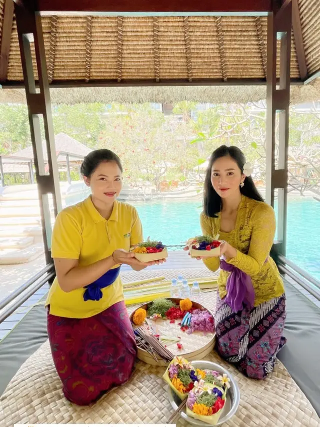 6 Pesona Bunga Zainal Saat Liburan di Bali, Penampilannya Bikin Pangling