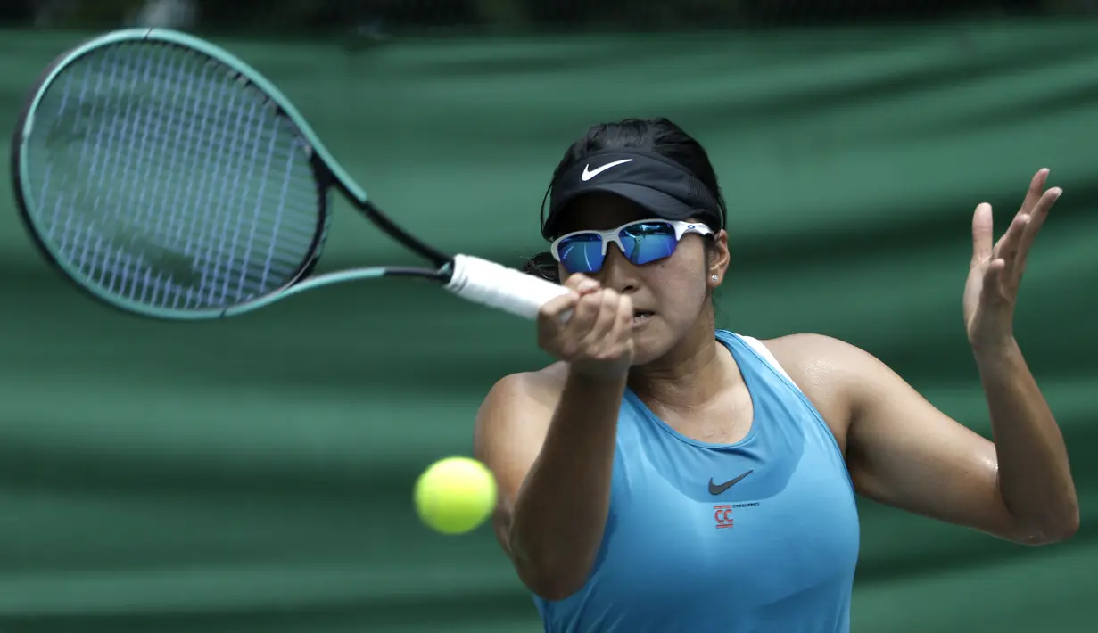 Petenis Indonesia, Jessy Rompies, mengembalikan bola pada laga perempat final nomor ganda putri BNI Tennis Open 2019 di lapangan tenis The Sultan Hotel, Jakarta, Rabu (20/11). Ajang ini diharapkan menjadi wadah persiapan atlet menjelang SEA Games 2019. (Bola.com/Yoppy Renato)