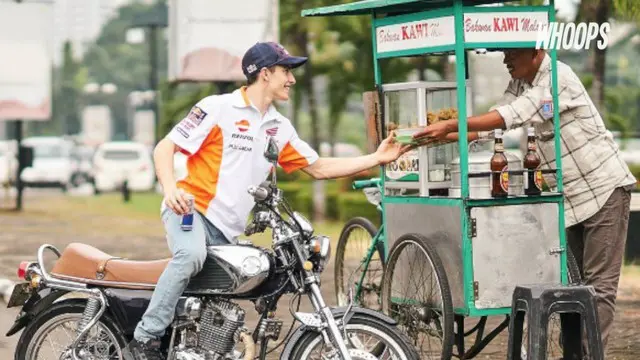 Bahkan Marquez tak sungkan saat harus jajan bakso di pinggir jalan kawasan Kemayoran.