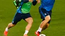 Gelandang Real Madrid, Luca Modric (kiri) dan Mateo Kovacic berebut bola saat sesi latihan di Stadion Olimpiade di Roma, Italia (16/2). Real Madrid akan bertanding melawan AS Roma di leg pertama 16 besar Liga Champions. (REUTERS/Tony Gentile)