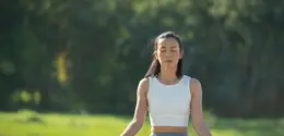 Melakukan meditasi atau hal lainnya sebagai media perawatan diri yang menenangkan dan menyenangkan bisa jadi cara bagi kamu mengelola stres. (Foto dok: Freepik/jcomp).