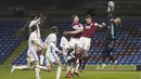 Kiper Leicester, Kasper Schmeichel menyelamatkan bola saat bertanding melawan Burnley pada pertandingan Liga Inggris di stadion Turf Moor, Inggris (4/3/2021). Dengan hasil ini, Leicester di peringkat ketiga dengan 50 poin, sedangkan Burnley di posisi 15 dengan 29 angka. (Jon Super/Pool via AP)