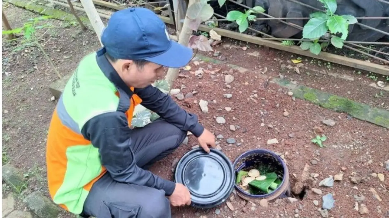 Inovasi Suku Dinas Lingkungan Hidup Jakarta Selatan yang memperkenalkan pengolahan sampah organik melalui biopori jumbo.