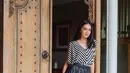 Cocok untuk outfit liburan, kombinasikan blouse stripes dengan leather skirt seperti OOTD ala aktris Agla Artalidia. (Instagram/aglaartalidia).