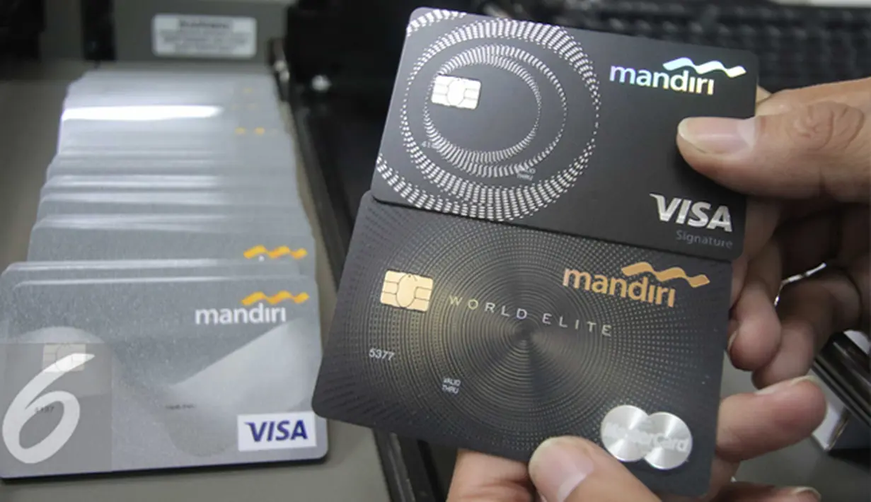  Petugas menunjukkan desain terbaru kartu kredit Bank Mandiri sebelum dilakukan pencetakan di Jakarta, Rabu (20/1). Bank Indonesia memperkirakan pengguna kartu kredit di Indonesia pada tahun 2016 mencapai 16 juta pengguna. (Liputan6.com/Angga Yuniar)