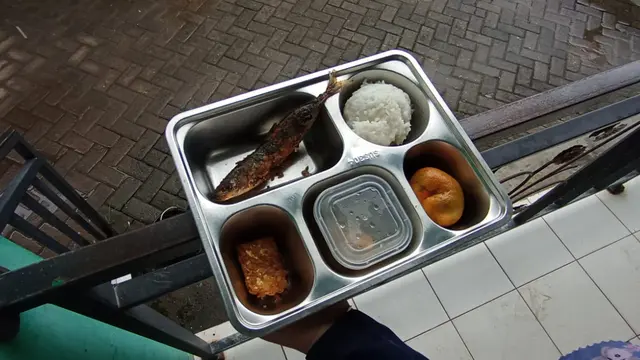 Menu MBG diduga memicu keracunan siswa SMPN 1 Montong Tuban. (Liputan6.com/Ahmad Adirin)