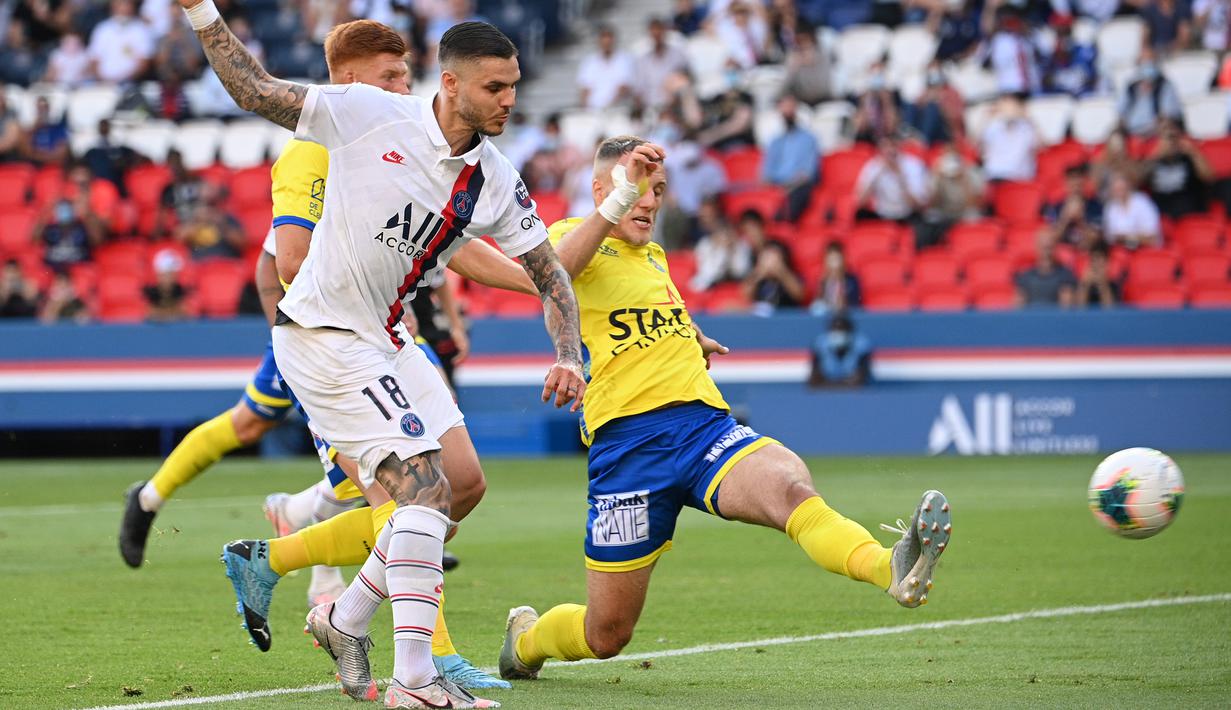 Penyerang PSG, Mauro Icardi, berebut bola dengan pemain Waasland-Beveren pada laga uji coba di Parc des Princes Stadium, Sabtu (18/7/2020) dini hari WIB. PSG menang telak 7-0 atas Waasland-Beveren. (AFP/Anne-Christine Poujoulat)