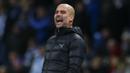 Pelatih Manchester City, Pep Guardiola, memberikan arahan kepada anak asuhnya saat melawan Hoffenheim pada laga Liga Champions di Stadion Etihad, Rabu (12/12). Manchester City menang 2-1 atas Hoffenheim. (AP/Dave Thompson)