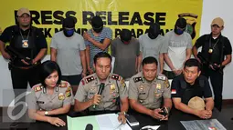 Kompol Priyo Utomo memberikan keterangan kronologis penangkapan 5 tersangka penculikan pelajar SMK, Jakarta, Rabu (20/1). 5 tersangka penculikan dan penganiayaan pelajar SMK dilakukan oleh mahasiswa kampus ternama di Jakarta. (Liputan6.com/Yoppy Renato)