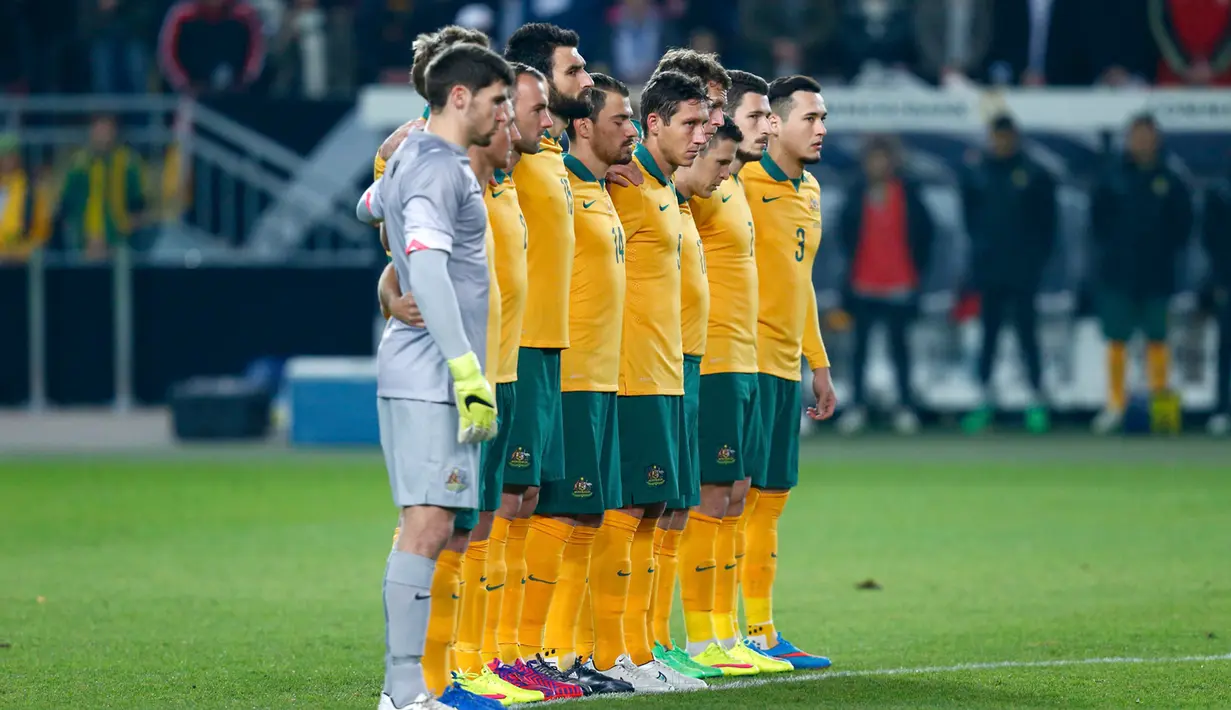 Pemain Australia mengheningkan cipta untuk korban jatuhnya pesawat Germanwings di Pegunungan Alpen saat laga persahabatan di Stadion Fritz-Walter s, Kamis (26/3/2015). Jerman bermain Imbang 2-2 atas Australia. (REUTERS/Ralph Orlowski)