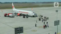 Sejumlah calon penumpang pesawat terbang saat berada di Bandara International Yogyakarta, Jumat (3/11/2023). (Liputan6.com/Angga Yuniar)