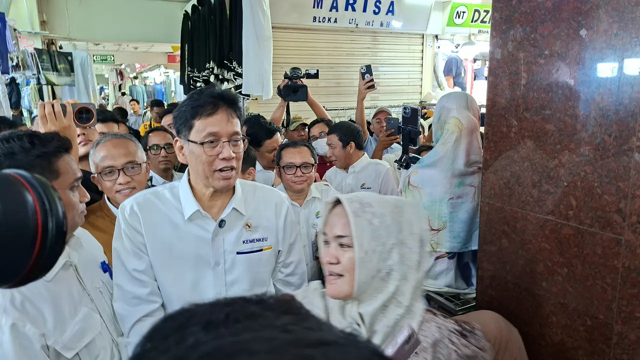 Menteri Keuangan Purbaya Yudhi Sadewa mengunjungi Pasar Tanah Abang, Jakarta, Senin (9/3/2026). (Liputan6.com/Arief)
