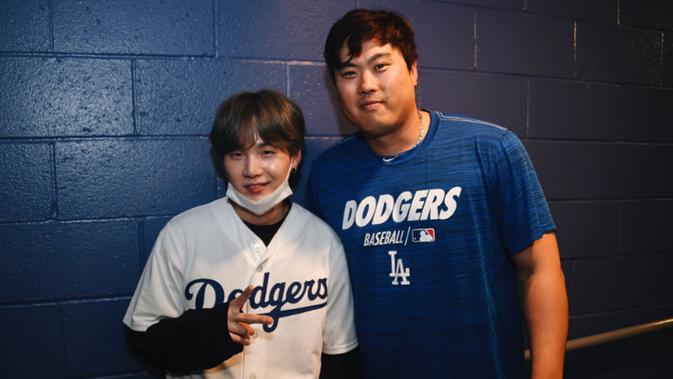 Suga sempat berfoto bersama salah satu pemain baseball, Han Jin Ryu (Liputan6.com/twitter/Dodgers)