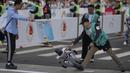 Sebuah robot humanoid kehilangan keseimbangan saat melewati garis finis dalam ajang lari half marathon yang berlangsung di Beijing, China, Sabtu (19/04/2025). (AP Photo/Ng Han Guan)