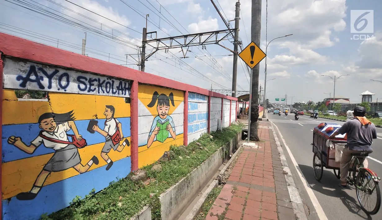Mural bertema 'Tolak Kekerasan Perempuan dan Pelecehan Seksual' di kawasan Jatinegara, Jakarta, Senin (17/12). Mural tersebut juga mengajak masyarakat untuk melindungi kaum perempuan. (Merdeka.com/Iqbal S. Nugroho)