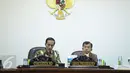 Presiden Joko Widodo (Jokowi) bersama Wakil Presiden Jusuf Kalla memimpin rapat terbatas di Kantor Presiden, Jakarta, Rabu (16/12). Rapat itu membahas penanganan radikalisme dan persiapan Hari Raya Natal serta Tahun Baru 2016. (Liputan6.com/Faizal Fanani)