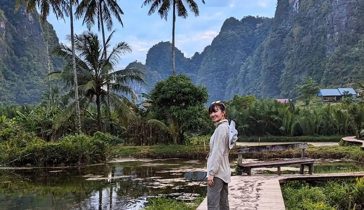 Sebelum mengunjungi Rammang-rammang yang berada di Kabupaten Maros, sebelumnya Raline Shah baru saja mendaki gunung Latimojong. Gunung yang berada di Kabupaten Enrekang ini juga memiliki pemandangan indah dan menarik untuk pecinta alam. (Liputan6.com/IG/@ralineshah)