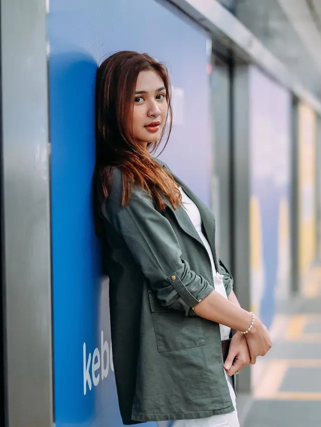 Potret Mikha Tambayong Pertama Kali Naik MRT (sumber: instagram/miktambayong)