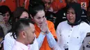 Artis peran dan model, Jennifer Dunn mengangkat tangan saat diperlihatkan usai penangkapan di Dirnarkoba Polda Metro Jaya, Jakarta, Selasa (2/1). Polisi menyita 0,6 gram sabu dan sejumlah telepon genggam. (Liputan6.com/Helmi Fithriansyah)