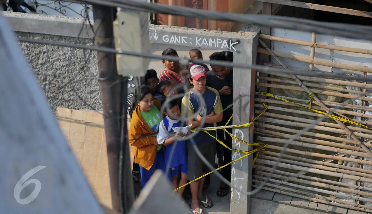 Garis polisi telah terpasang di sekitar area Bedeng Agus Darmawan, Jakarta, Minggu (11/10/2015). Menurut warga, bedeng tersebut kerap dijadikan arena kumpul para ABG.(Liputan6.com/Gempur M Surya)