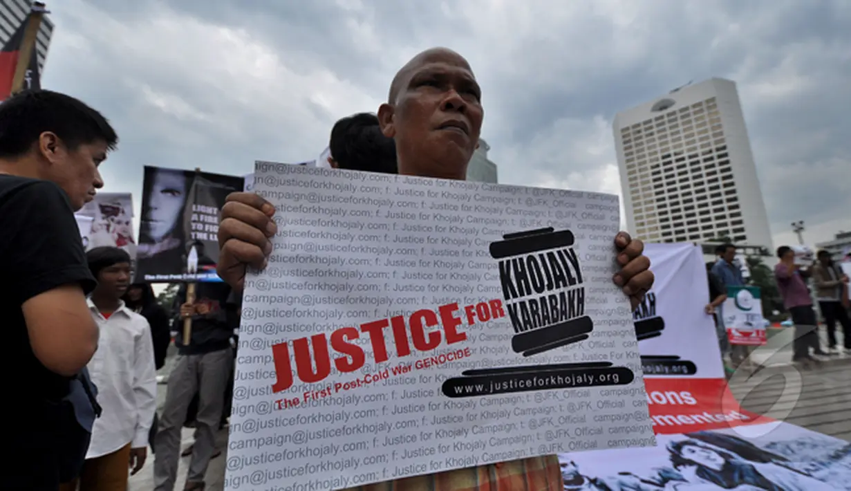 Massa membawa poster bertuliskan Justice For Khojaly Karabakhsaat aksi di Bundaran HI, Jakarta, Senin (23/2/2015). (Liputan6.com/Faizal Fanani)