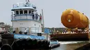Tangki eksternal pesawat ulang alik atau Space Shuttle External Tank (ET) saat diangkut menggunakan kapal di  Colon City, Panama, (25/4). Tangki ini nantinya akan dikirim ke California. (REUTERS / Carlos Jasso)