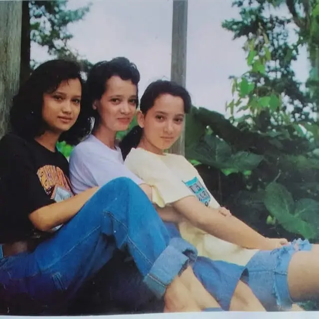 7 Potret Lawas Karina Suwandi, Aktris Warkop Angels yang Awet Muda