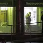 Seorang penyelidik sedang berbicara menggunakan ponsel di dalam sebuah supermarket di St Petersburg, Rusia, usai terjadi ledakan (27/12/2017). (AP Photo/Dmitri Lovetsky)