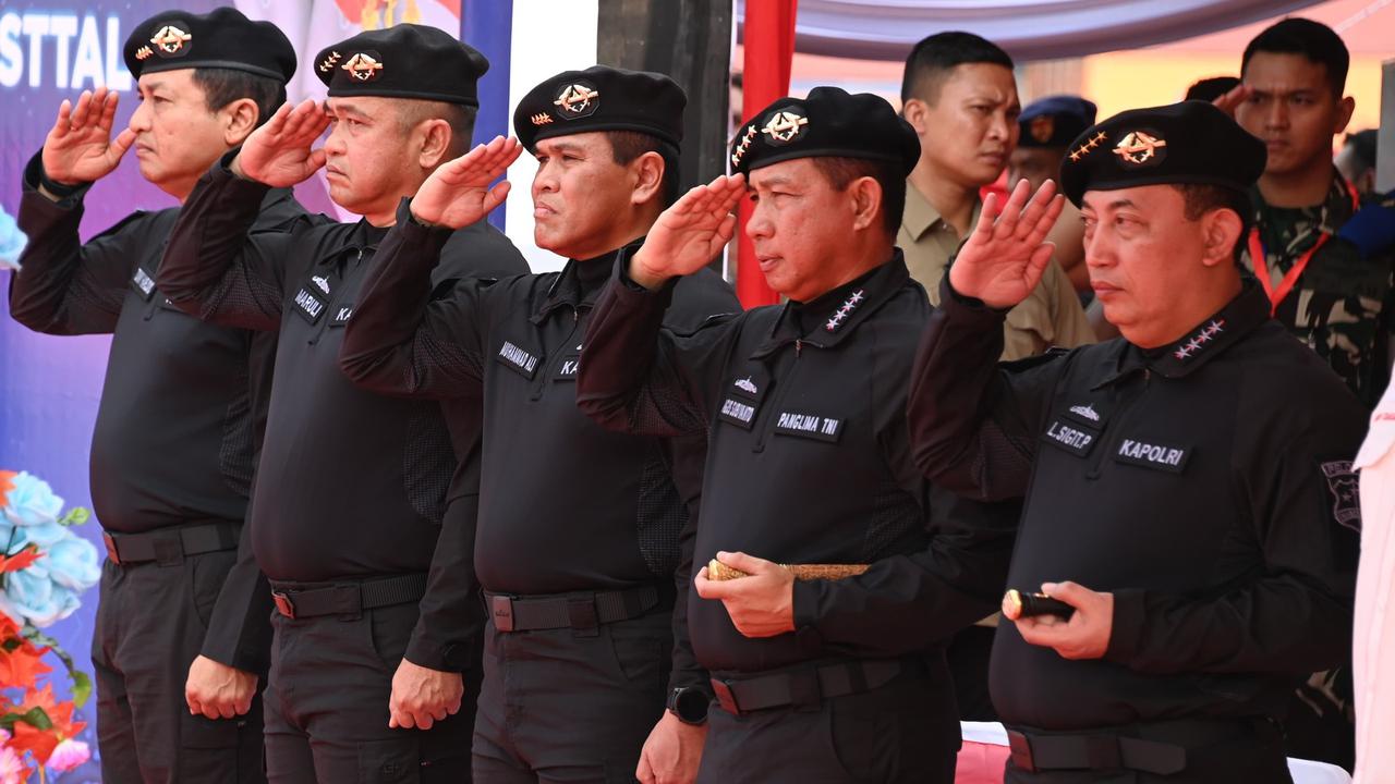 Momen Istimewa Kasad Maruli Digandeng Mensesneg Pratikno di Acara Penting Ada Jokowi-Prabowo