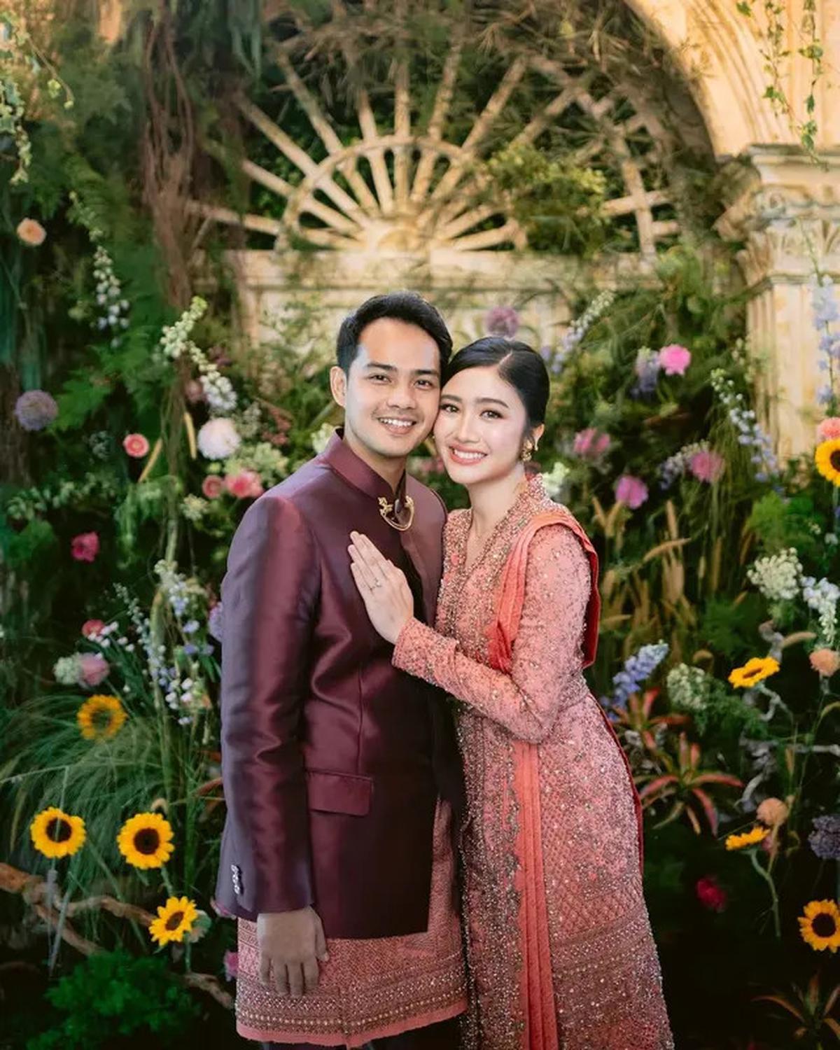 Gaya Kebaya Kartini Febby Rastanty Berpadu Songket Saat Tunangan dengan Drajat Djumantara