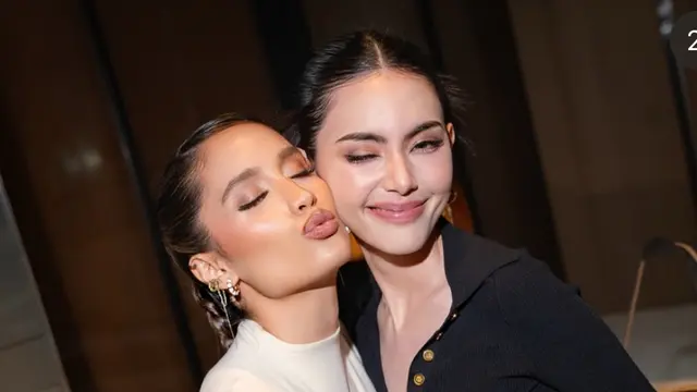 Cinta Laura saat berfoto bersama Davika Artis Asal Thailand saat di Indonesia. [@claurakiehl]