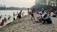 Kemarau Ubah Sungai Way Kanan Jadi 'Pantai' Dadakan