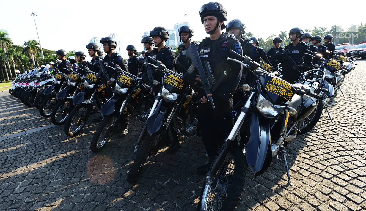 Pasukan Brimob mengikuti apel operasi ketupat 2019 di lapangan Silang Monas, Jakarta, Selasa (28/5/2019).  Apel gelar pasukan operasi ketupat 2019 juga melibatkan personel Satpol PP, 6.913 personel Pramuka, serta 16.076 personel organisasi kemasyarakatan dan kepemudaan. (merdeka.com/Imam Buhori)