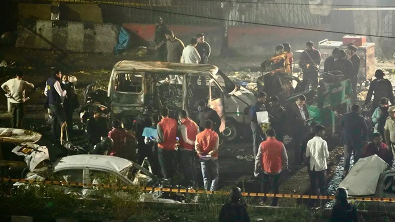 Petugas keamanan memeriksa lokasi ledakan mobil di dekat situs bersejarah Red Fort, New Delhi, India, Senin (10/11/2025).