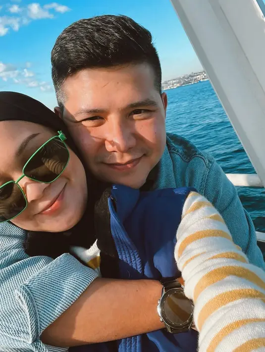Main ke Selat Bosphorus, keduanya pun mengabadikan momen serunya naik kapal bersama. Tidak lupa, pasangan suami istri ini mengabadikan potret mesranya bersama. (Liputan6.com/IG/@haykalkamil)