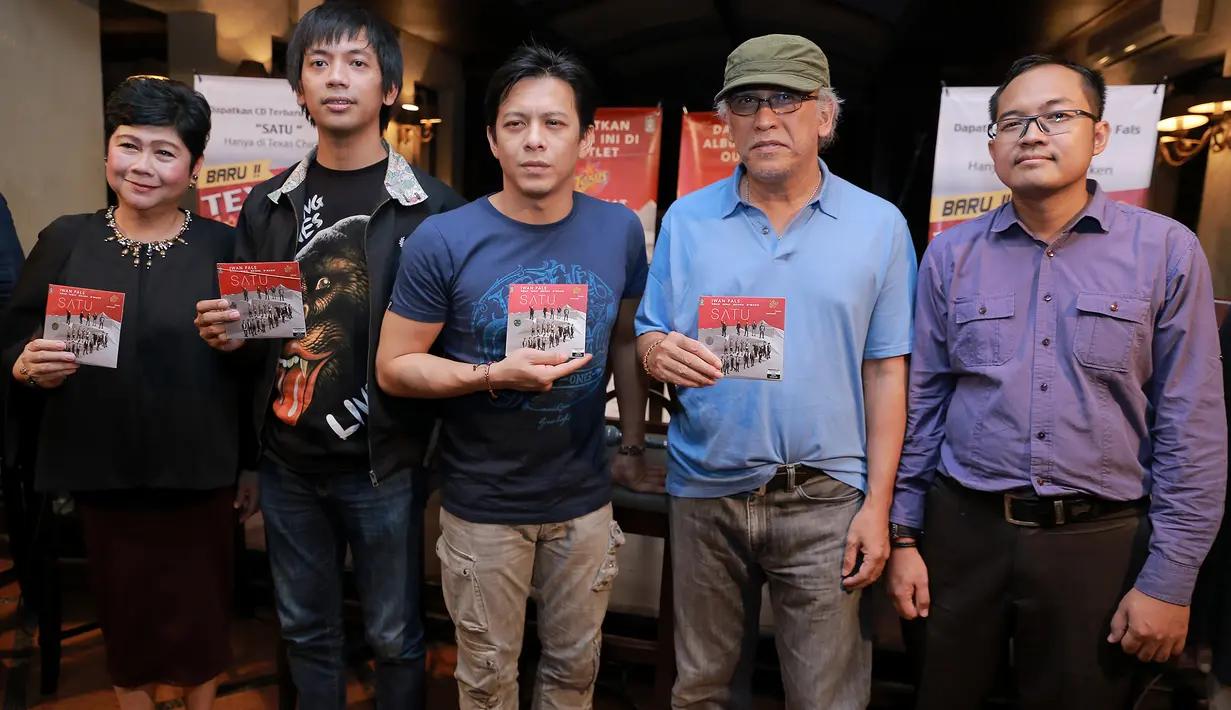 "Ini udah lama pingin kerjasama bareng dengan Iwan Fals. Di Bali kita diskusi dan silaturahmi dan terjadilah album Satu ini. Kemudian kita sampaikan ke Nidji, Noah, Geisha dan d'Masiv," ucap Bu Acin. (Adrian Putra/Bintang.com)