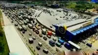 Kepadatan kendaraan di Tol Jakarta-Cikampek, mulai meningkat. Sementara itu, Kusrin membuat televisi untuk kaum ekonomi lemah.