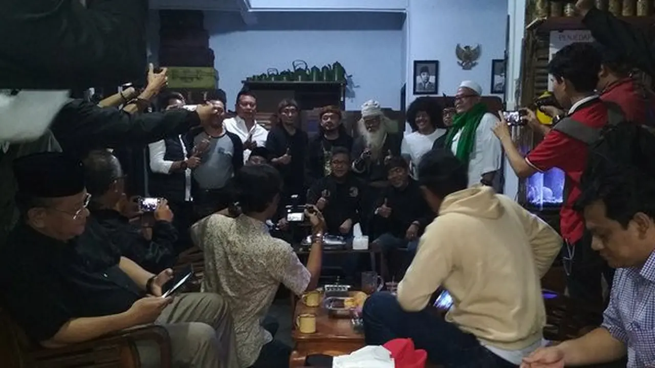 Sekjen PDIP Hasto Kristiyanto bertemu seniman dan budayawan Jawa Barat. ©2019 Merdeka.com/Hari Ariyanti