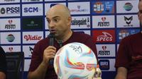 Pelatih kepala PSM Makassar, Bernardo Tavares saat konferensi pers usai laga menghadapi Persikabo 1973 pada pekan ke-3 BRI Liga 1 2023/2024 menghadapi Persikabo 1973 di Stadion Pakansari, Cibinong, Bogor, Jumat (14/7/2023). (Bola.com/Abdul Aziz)