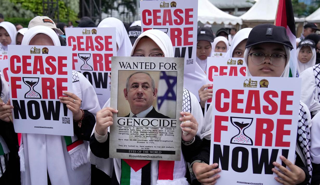 Berbagai komunitas internasional dari 50 negara lebih secara serentak menggelar Hari Aksi Global untuk Gaza dengan melakukan demonstrasi di jalan-jalan di seluruh dunia. (AP Photo/Dita Alangkara)