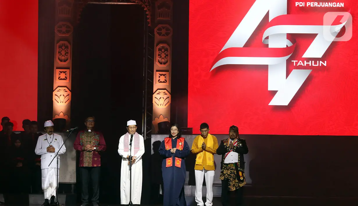 Sejumlah pemuka agama berdoa bersama saat pembukaan Rakernas I dan HUT ke-47 PDI Perjuangan di JIEXPO Kemayoran, Jakarta, Jumat (10/1/2020). Rakernas ini bertajuk 'Solid Bergerak Wujudkan Indonesia Negara Industri Berbasis Riset dan Inovasi Nasional'. (Liputan6.com/Johan Tallo)